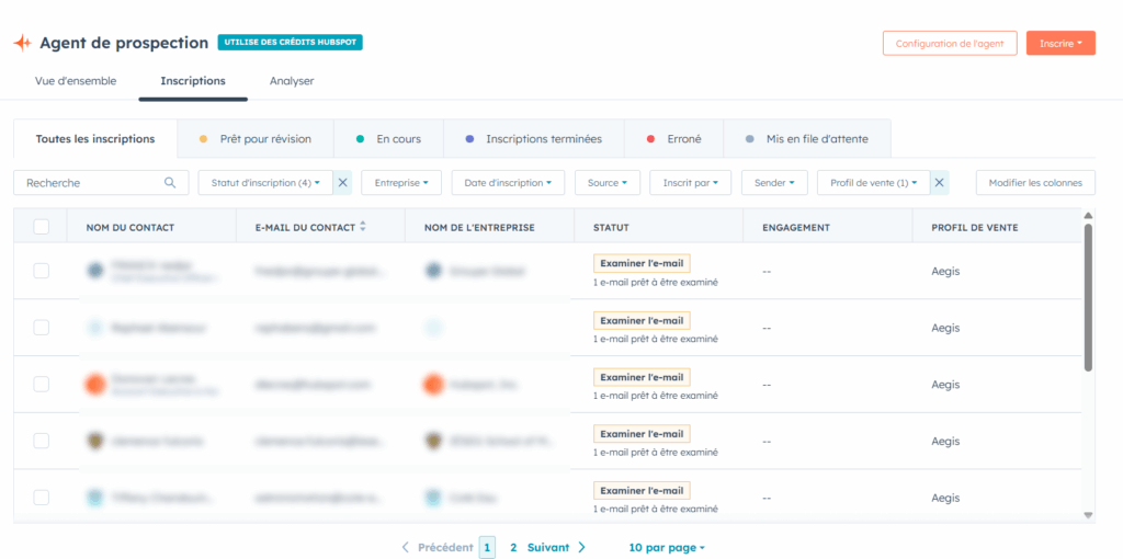 Capture d'écran de la vue d'ensemble des inscriptions et des mails à examiner de l'agent de prospection IA de HubSpot.
