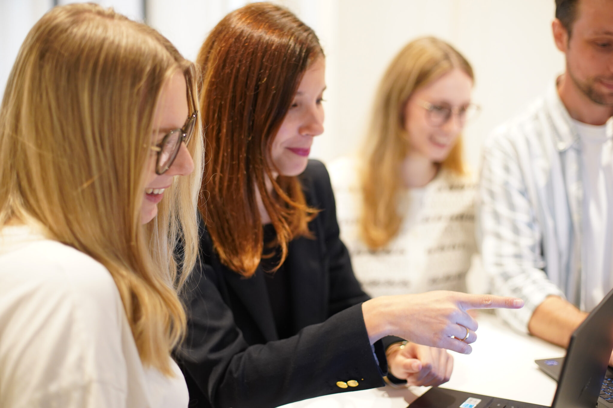 Locaux de webconversion avec des experts GEO en plein travail.